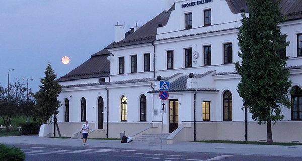 Perygeum Księżyca. Dworzec kolejowy w Białej Podlaskiej