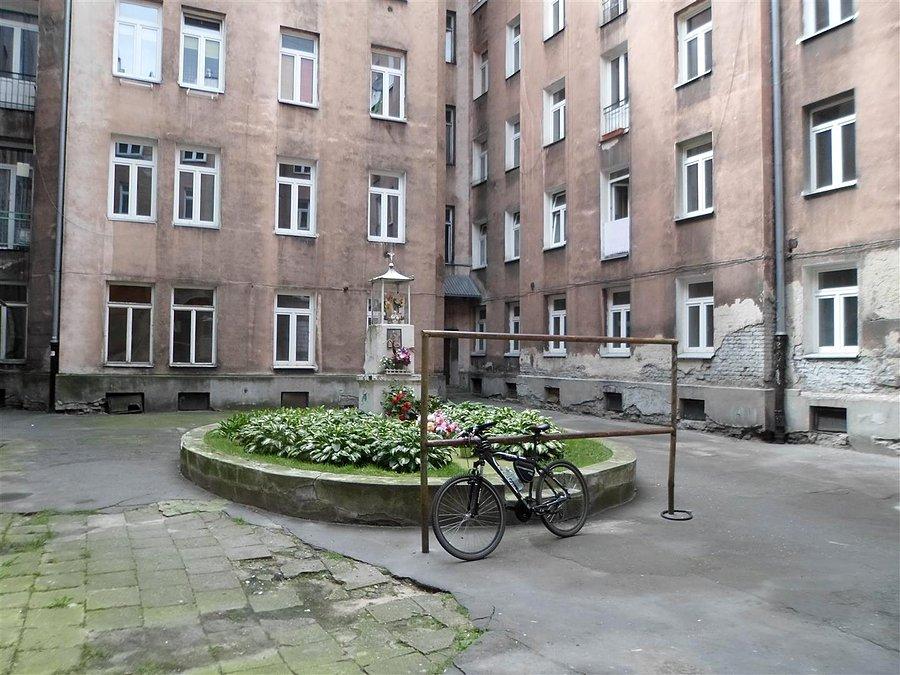 Podwórko domu ks. Ignacego Skorupki