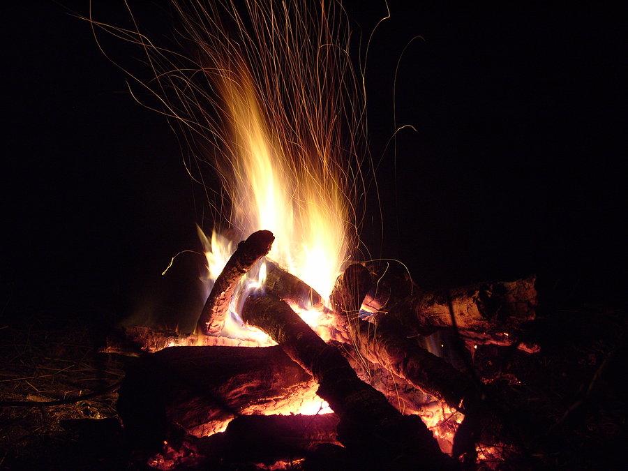 Aż nastaje noc i wszystko nabiera klimatu, najedzeni, ale dalej spragnieni zaczynamy rozmowy o wszystkim popijając po każdym wypowiedzianym zdaniu łyczka ;)