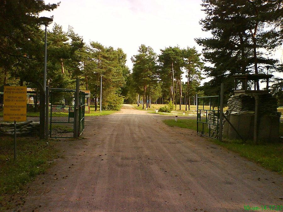 Brama otwarta, żadnych strażników ani żywej duszy