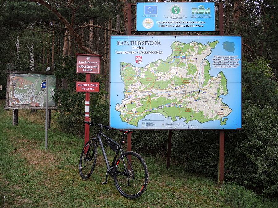 Przy tablicy - mapie Powiatu Czarnkowsko-Trzcianeckiego