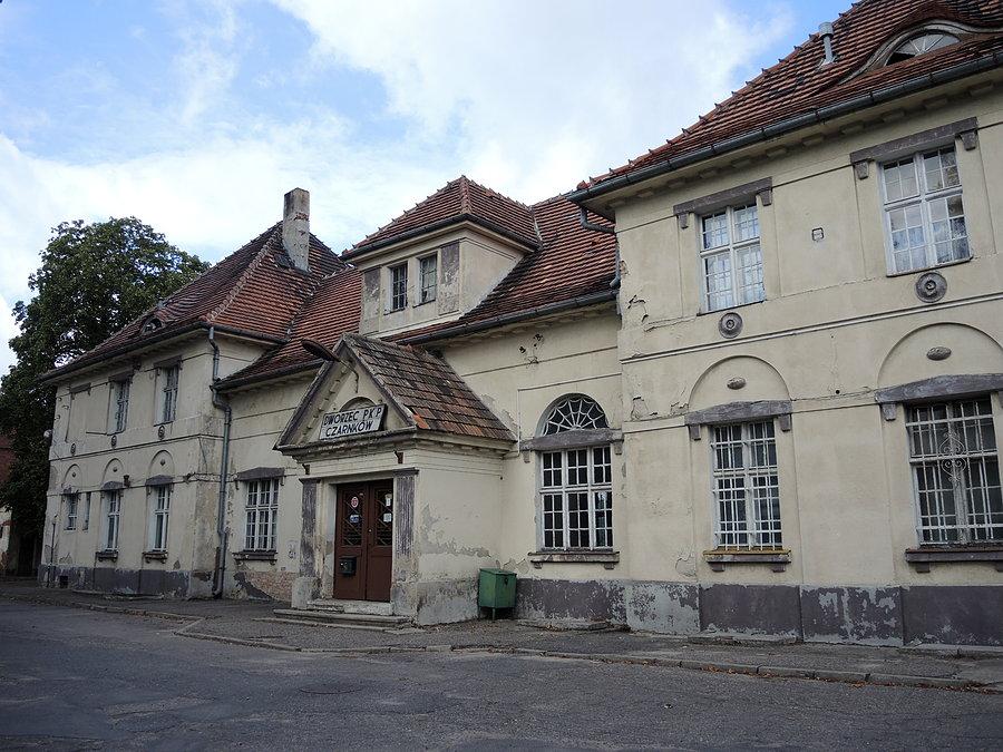 Dworzec PKP Czarnków - widok od strony wejścia głównego
