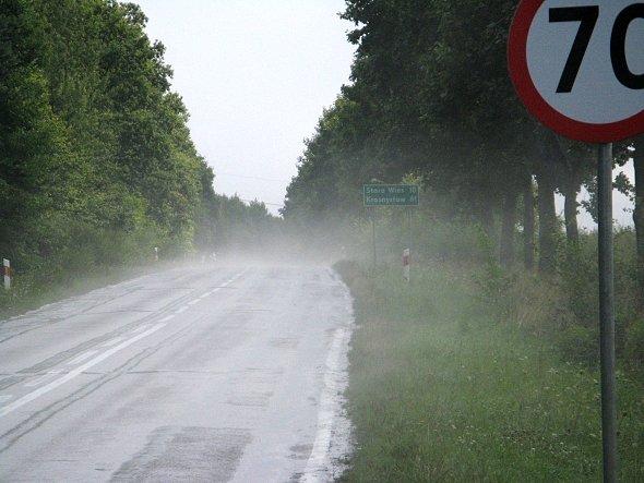 Paruje z ulicy po deszczu