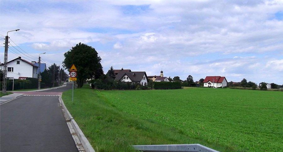 Tworków. Ten próg zwalniający zrobił specjalista z Pl. Najechałem na niego z prędkością ok 10km to jak zderzenie ze ścianą
