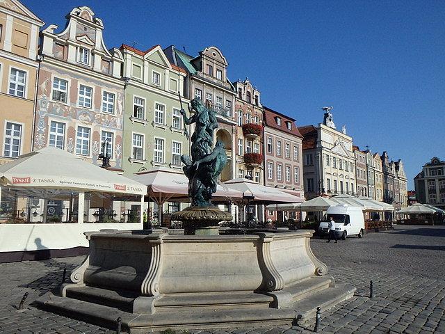 Północna pierzeja poznańskiego Starego Rynku - na pierwszym planie fontanna Neptuna