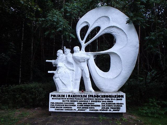 Pomnik poświęcony radzieckim i polskim spadochroniarzom niedaleko Sokołowa