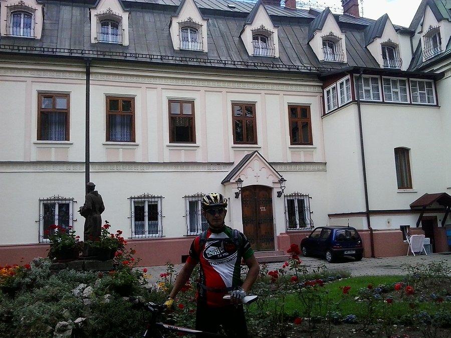 Przed Pałacem książąt Lichnowskich