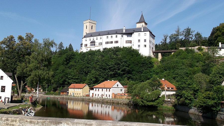 Ten sam zamek, inny punkt widzenia, nad Wełtawą