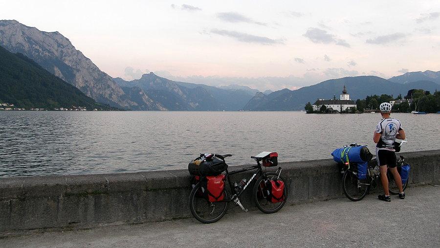 Uroczo tam. Chwila wieczornej przerwy nad Traunsee