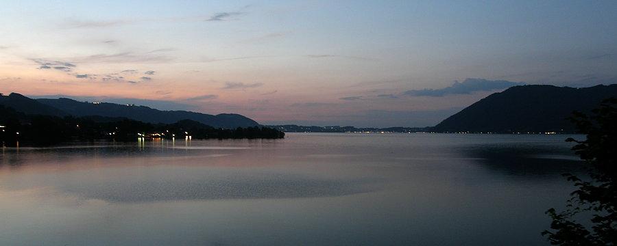 Zapada zmrok. Traunsee objechaliśmy od północy na południe