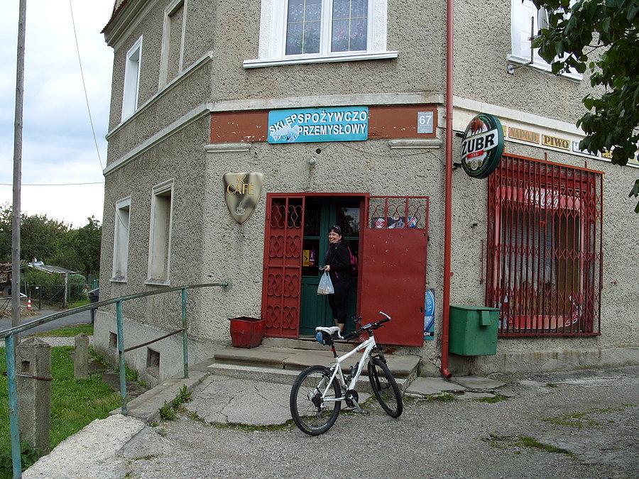 Sklep w Ołdrzychowicach, nawet nie wiedziałem o jego istnieniu, ale wcale się nie dziwię, lata 80ąte ;))) jeszcze czuć zapach PRLu