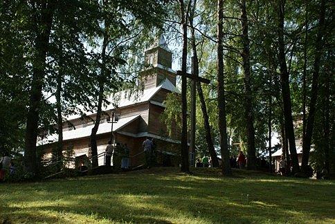 Drewniany kościółek w Monkiniach