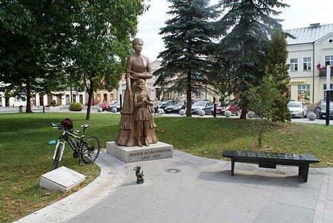 Stoi tutaj Maria Konopnicka