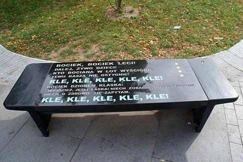 Tuż obok grająca ławeczka