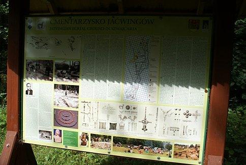 Tablica informacyjna nieco dalej