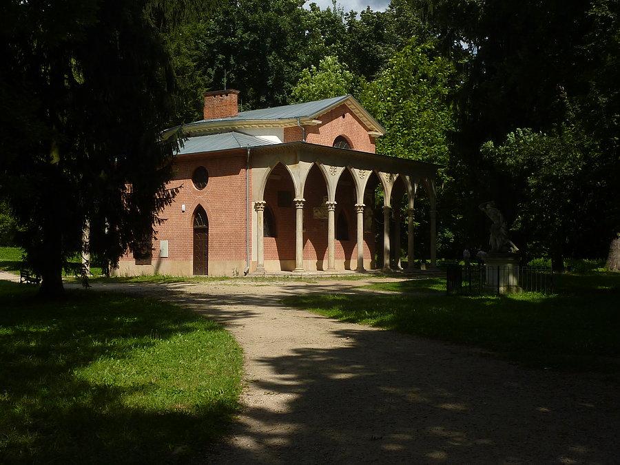 Domek Gotycki. Zbudowany na potrzeby przechowywania i wystawiania kolekcji rodu Czartoryskich. To właśnie tu eksponowano Damę z gronostajem Leonarda da Vinci, Autoportret Rafaela i Miłosiernego Samarytanina Rembrandta