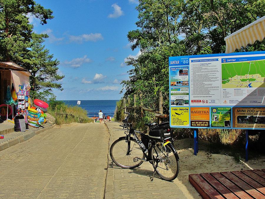 Wycieczka rowerowa nad morze. Jantar. Wejście na plażę