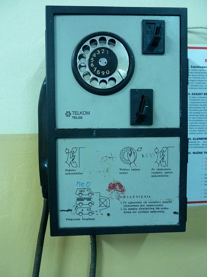 Zabytek techniki na dworcu kolejowym Puławy Miasto... Można bezpłatnie zadzwonić po karetkę i MO