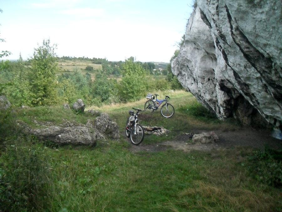 Rowerki przed jaskinią niedzwiedzią