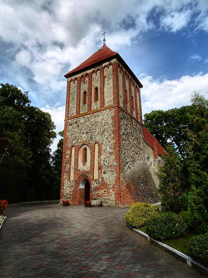 Kolejny XV wieczny kościół na trasie tym razem w Grzędzicach