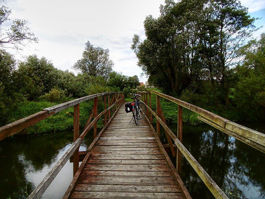 Drewniana kładka nad Iną w Rogowie