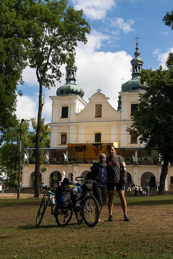 Pod kościołem w Kalwarii