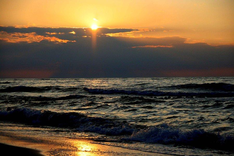 Zachód słońca na plaży w Sarbinowie