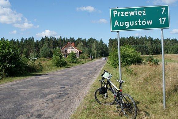 Do Augustowa jeszcze troszkę, po dziurawym asfalcie
