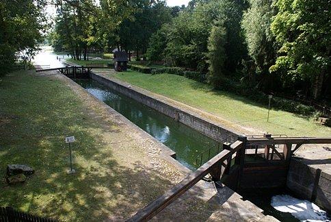 Śluza i dalej Jezioro Studzienniczne