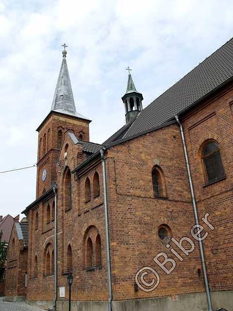 Ceglana bryła kościoła w Jaryszowie