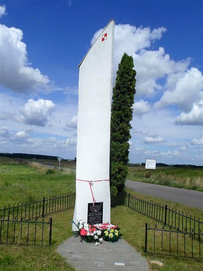 Pomnik upamiętniający bohaterska śmierć por.pil. Stefana Okrzei w Kręgach Nowych
