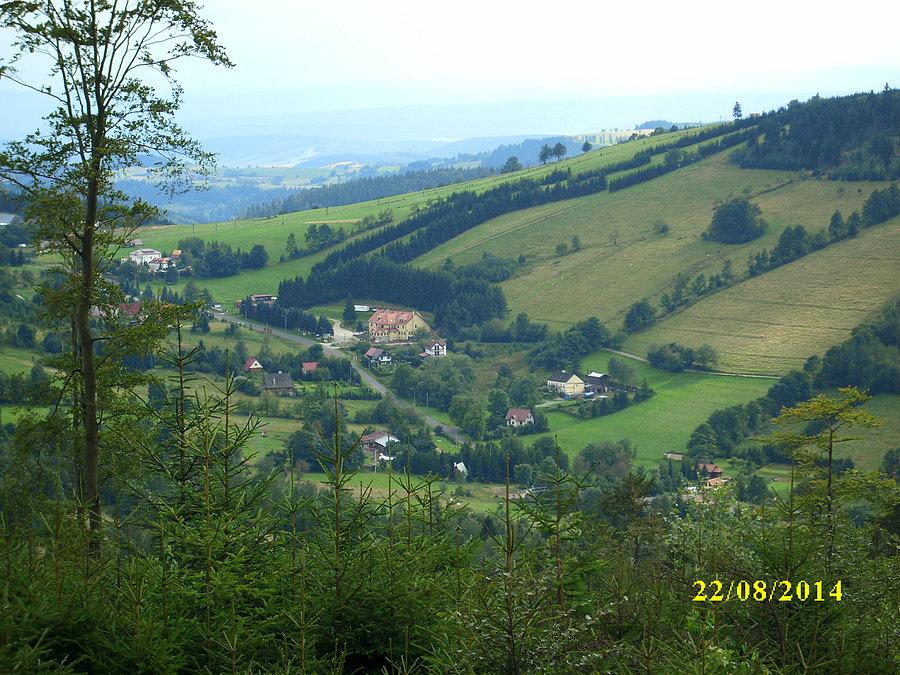 Widok na Rzeczkę z fioletowego szlaku