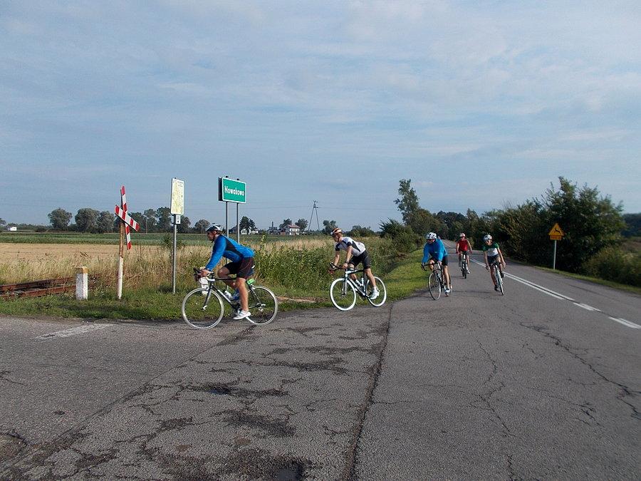 Enduroman - zawodnicy na trasie robią skręt na Nowakowo