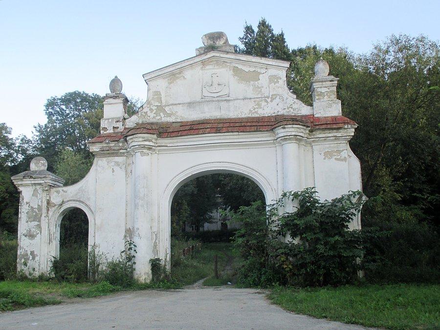 Zdesymetryzowana zębem czasu brama wjazdowa w Podzamczu