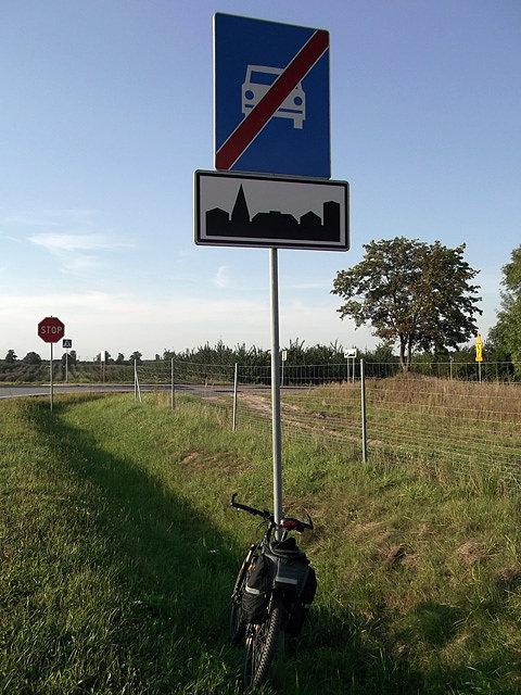 Z ulgą zjeżdżam w boczne drogi