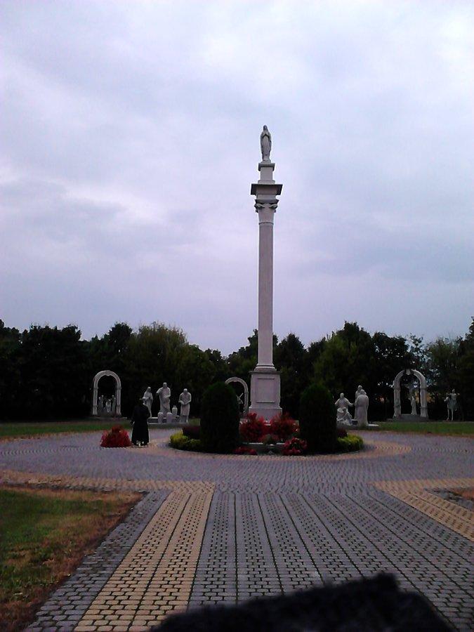 Ostrowąs. Widok z daleka na plac z drogą różańcową