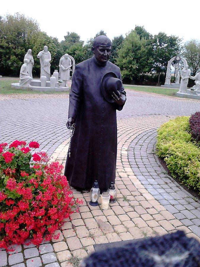 Pomnik księdza, pomysłodawcy "drogi różańcowej" w Ostrowąsie