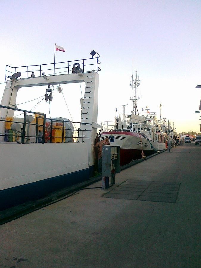 Wzdłuż nadbrzeża portowego