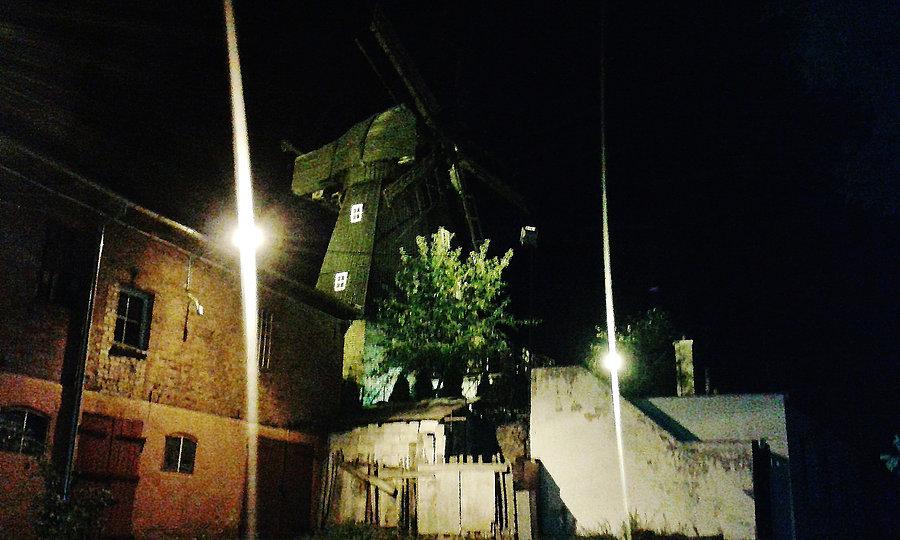 Powrót do domu w nocy... Zabytkowy wiatrak w Tczewie