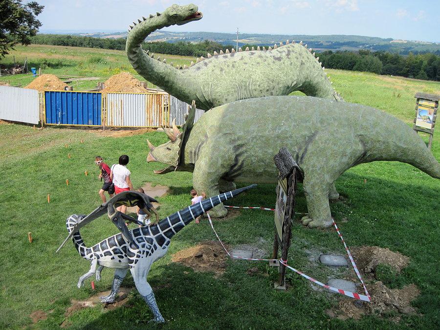 Dinozaury z lewej