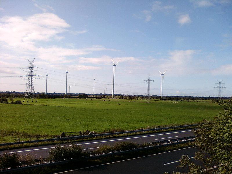 Autostrada, wiatraki i pastwiska