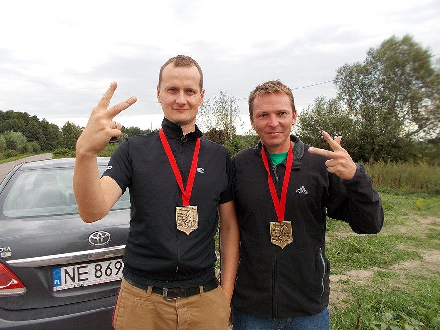 Mikołaj i Krzysiek z medalami MTB Susz