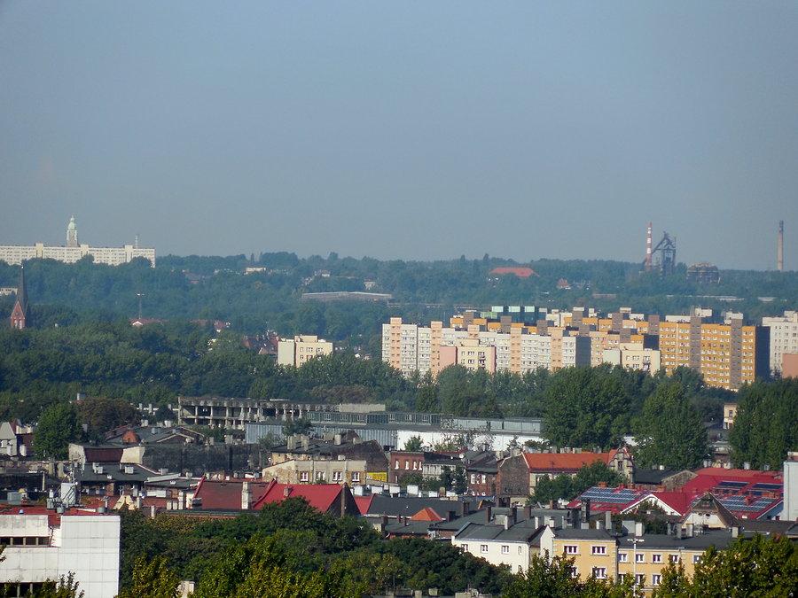 Na horyzoncie kościół pod wezwaniem świętego Pawła (przysłonięty blokiem mieszkalnym przy ulicy Niedurnego) i wielki piec w Nowym Bytomiu