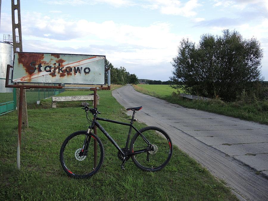 Betonowa droga w kierunku Miłkowa