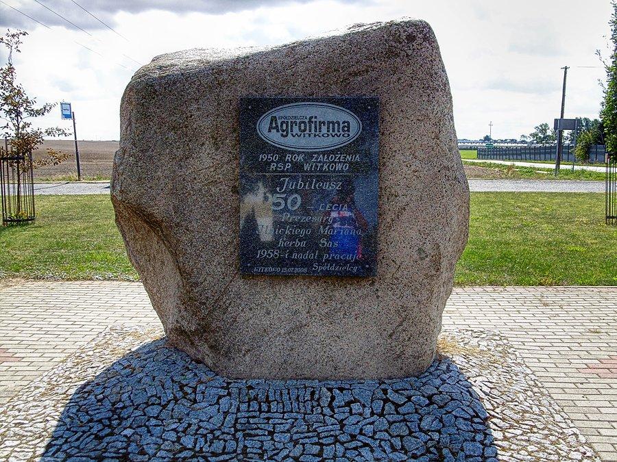 Pamiątkowy obelisk z historią Spółdzielni w Witkowie