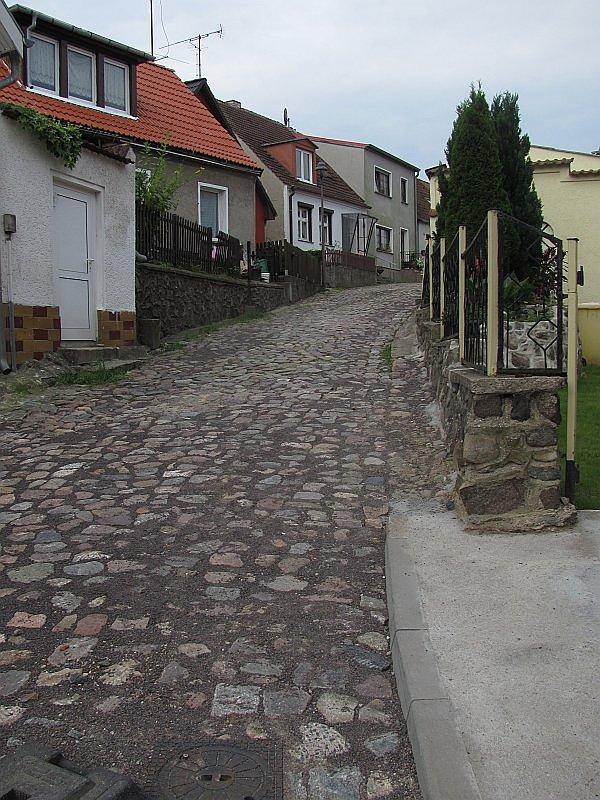 Niewieki brukowany zjazd