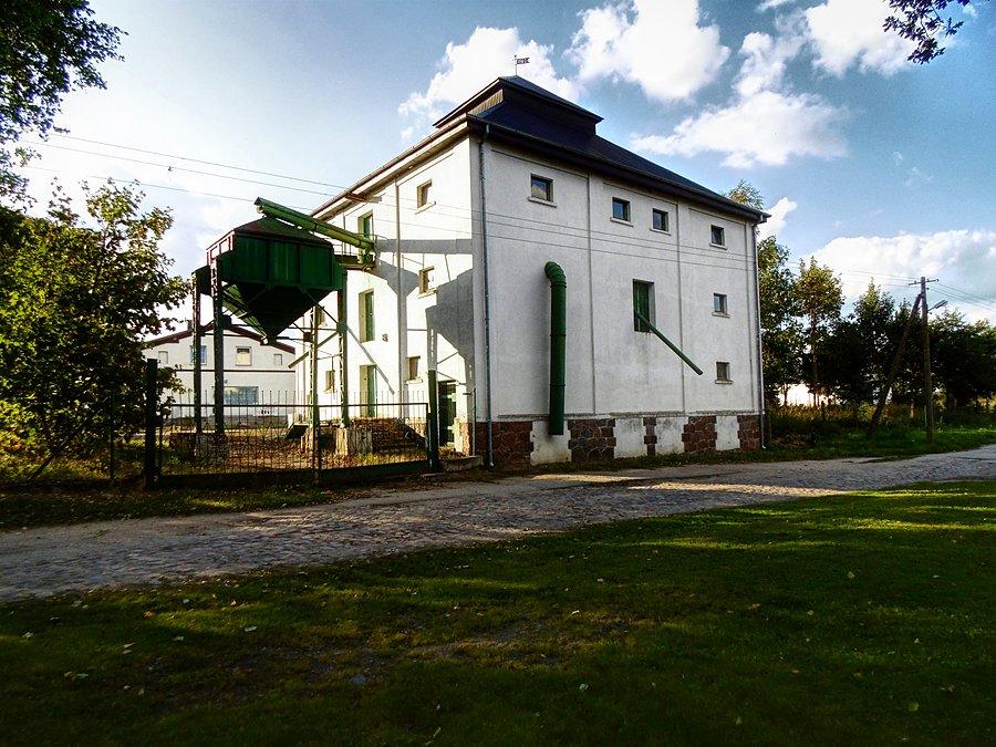 Dawny młyn, obecnie magazyn zbożowy w Moskorzynie przy stadninie koni