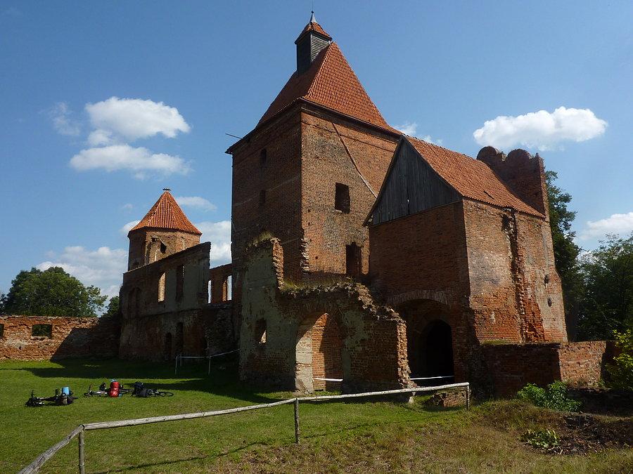 O ciekawej historii zamku z przyjemnością opowie i wpuści do środka Pan Klucznik