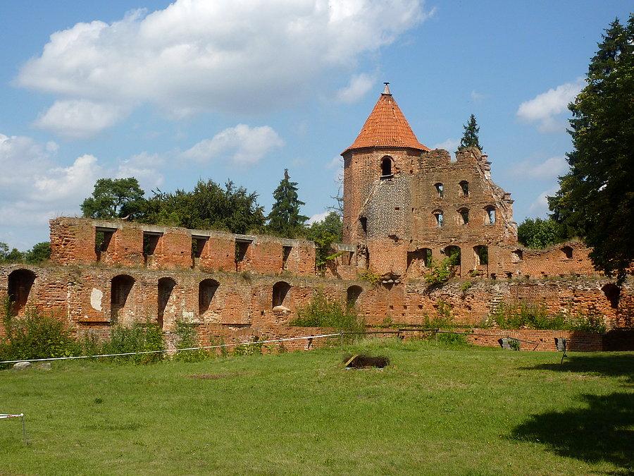 Zamek trochę odstrasza licznymi "modyfikacjami" i próbami "remontów"... No cóż, jak Państwo nic nie robi i marnuje czas na własne gierki to miejscowi biorą robotę w swoje niewprawne ręce i próbują zmierzyć się z tematem