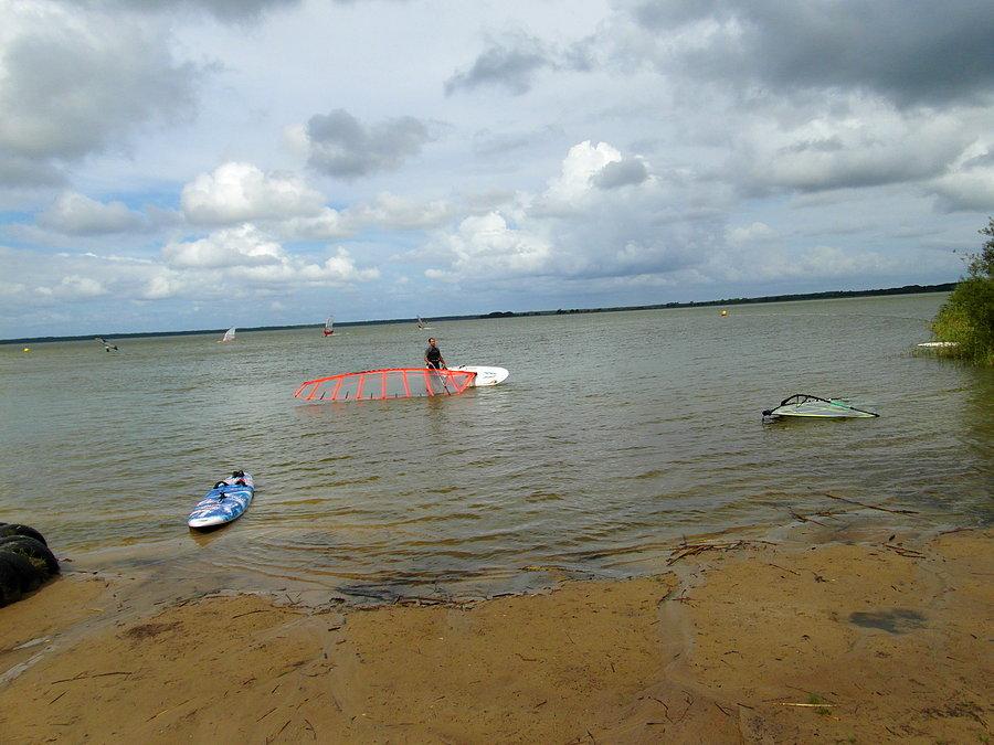 Surfingowcy na jeziorze Gardno
